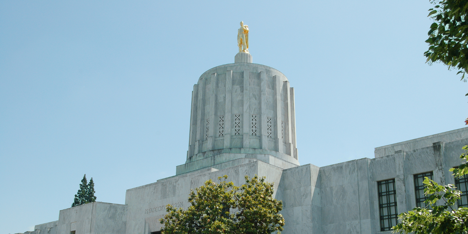 a photgraph of the Oregon State Capitol building 