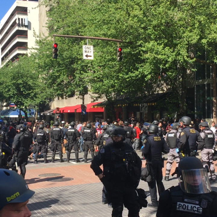 police kettle protesters on block in downtown Portland